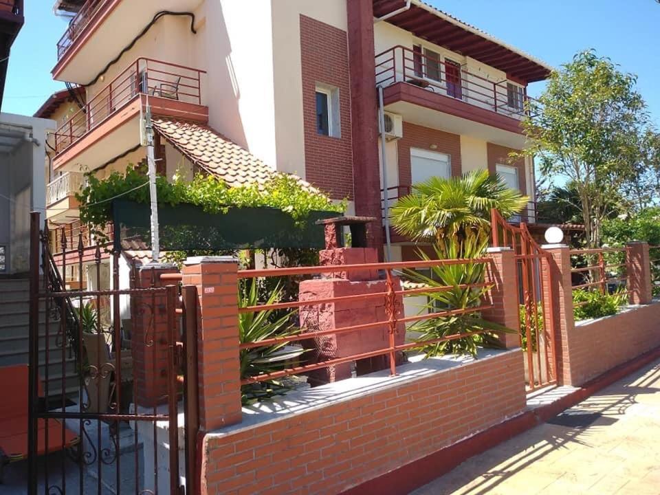 Blue Moon Apartments Неа-Миханиона Экстерьер фото