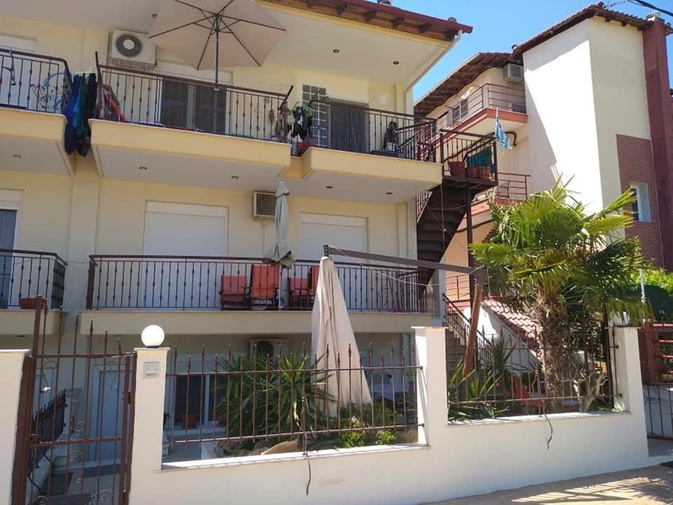 Blue Moon Apartments Неа-Миханиона Экстерьер фото
