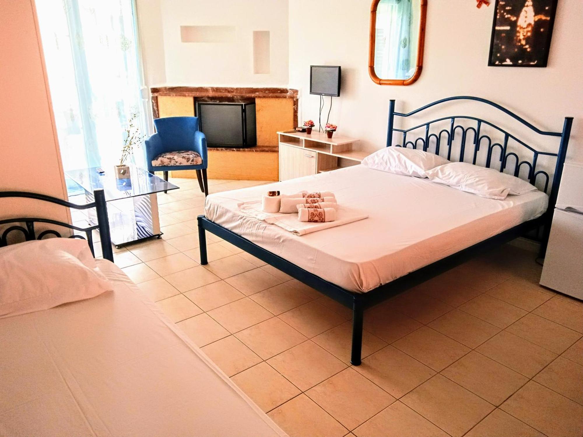 Blue Moon Apartments Неа-Миханиона Номер фото